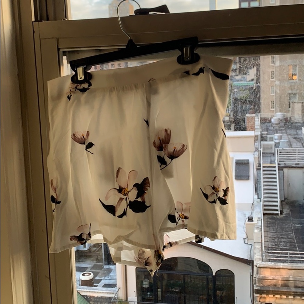 Tobi white / floral linen shorts - size L